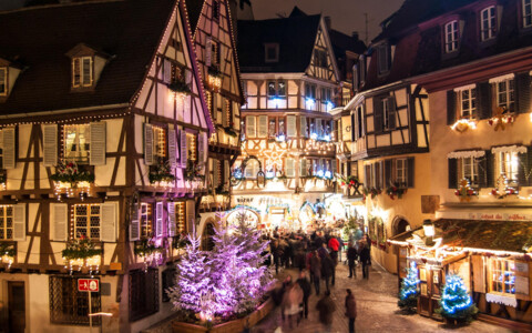 Weihnachtsmarkt in mit Beleuchtung in der Stadt Colmar